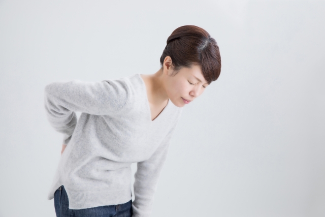 腰痛の辛い症状に悩む女性